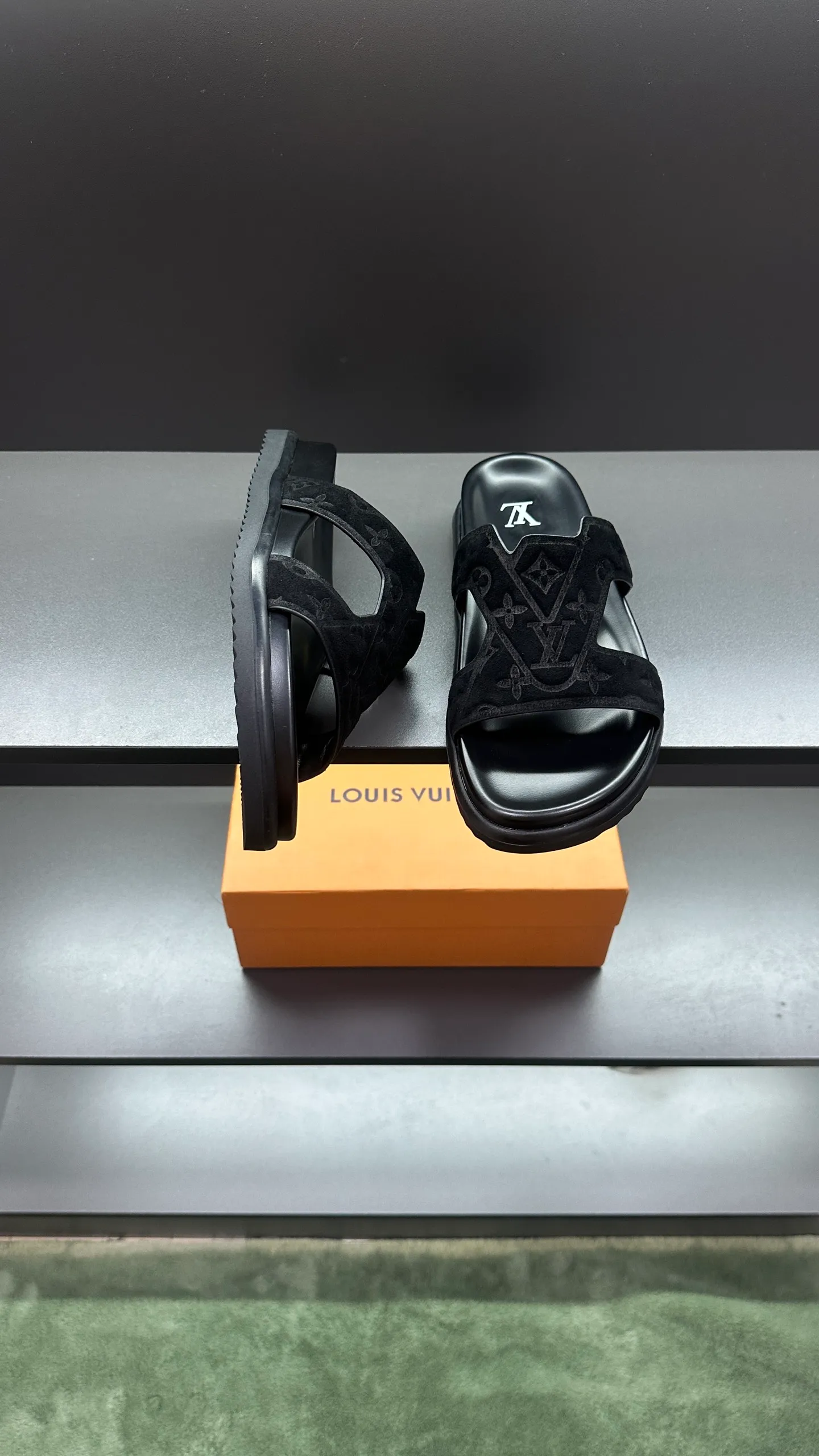 P320 🔍LV Men's Spring and Summer Slippers Counter Synchronization. The uppers are imported cowhide fabric from Italy, with logo graphics and high-quality craftsmanship. The soles are: original soles specially provided by the original factory. The exclusive movable molded soles are super comfortable. The original factory follows the order. 🔍🔍High quality. You can enter and leave the counter at will. Welcome to compare. Code number 38-45 No. 058